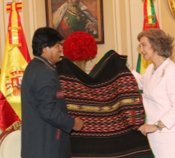 Viaje de Cooperación al Estado Plurinacional de Bolivia. Doña Sofía recibe un obsequio del presidente de Bolivia, Evo Morales